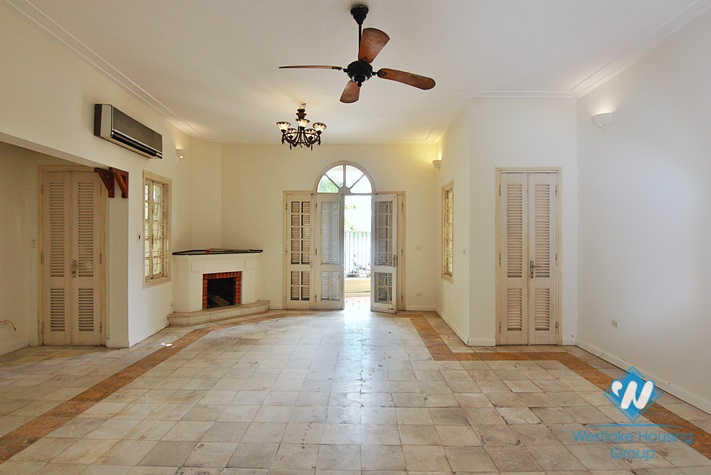 Lake view house for rent in Quang An street, Tay Ho district